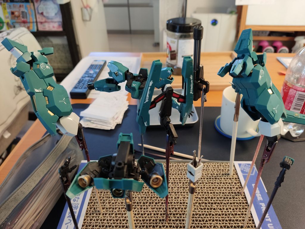 これはつや消し前かな。ボディのグリーンはアニメと違うという意見も多いですが、これはこれで良い色と思ってます。以上です。お読みいただきありがとうございました。