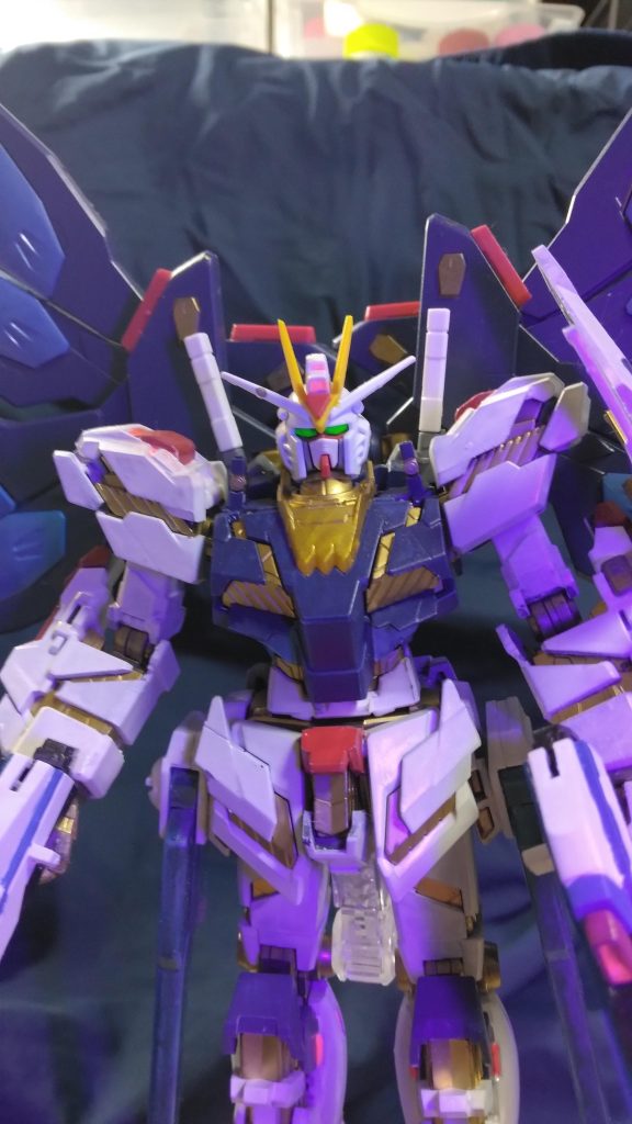 カメラやセンサー部他アクセントとして蛍光カラーで入れてあります