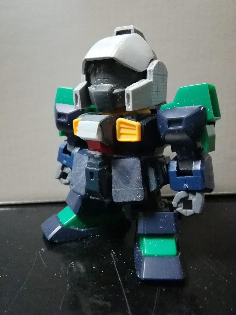 普段、作りたい機体のキットはあまり流用しないのですが、サクッと作りたくて、今回は使いました。頭部はジムヘッドを短縮化して加工しています。