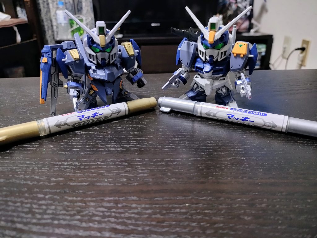 デュエルをシルバー、ブルデュエルをゴールドで部分塗装。(みんな大好き金,銀マッキー)リデコキットですので武器、武装を組み換えて仕上げてます。
