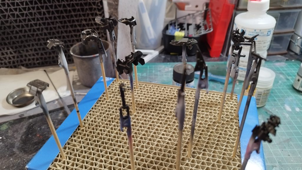 内部装甲はアクリジョンの黒鉄色、シルバーは黒鉄色の上から水性ホビーカラーのスーパーファインシルバーを塗装しました。