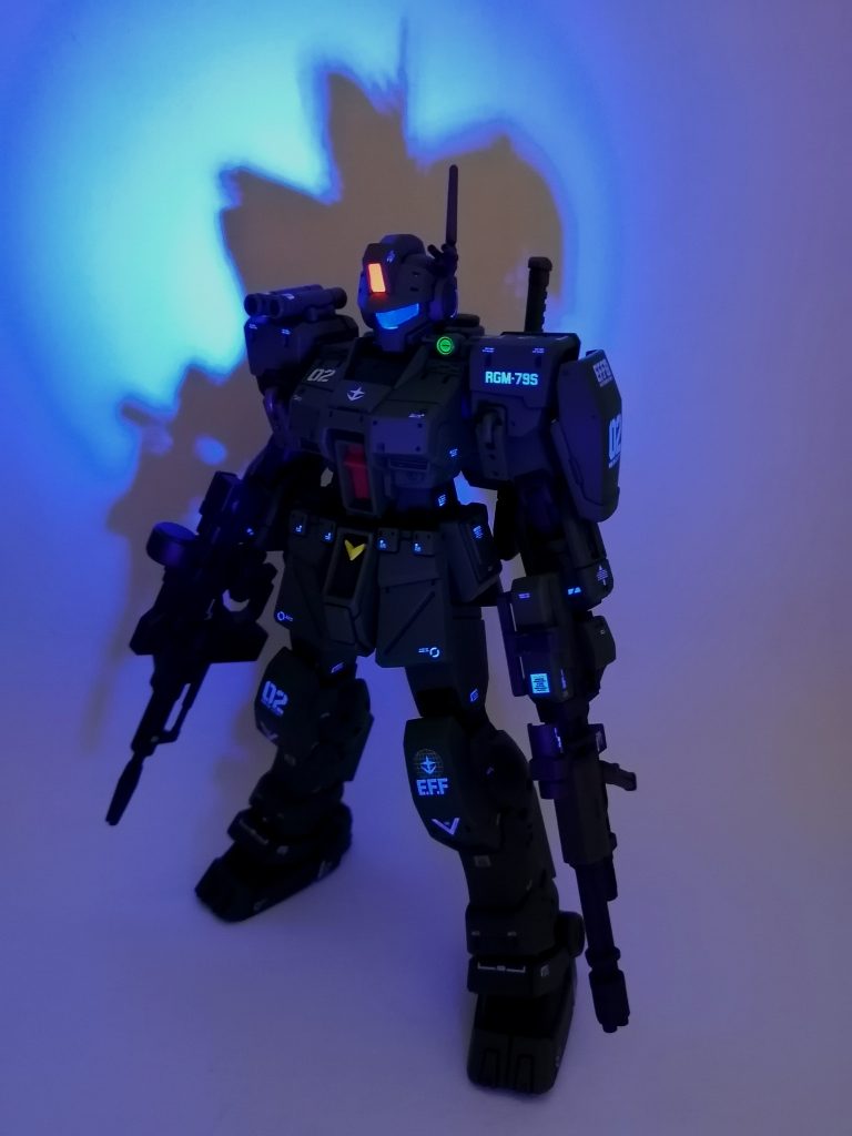 頭部カメラ・バイザー・スコープ等がUVライトで発光します。なかなかかっこよく撮れたかな☺️最後まで見ていただき、ありがとうございます😸