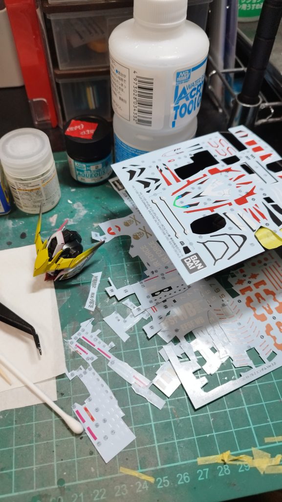 デカールはYF-29のアルト機のあまりとか、何かしらのガンダムのあまりとか、古いマクロスキットのデカールあまりを貼り付けました。