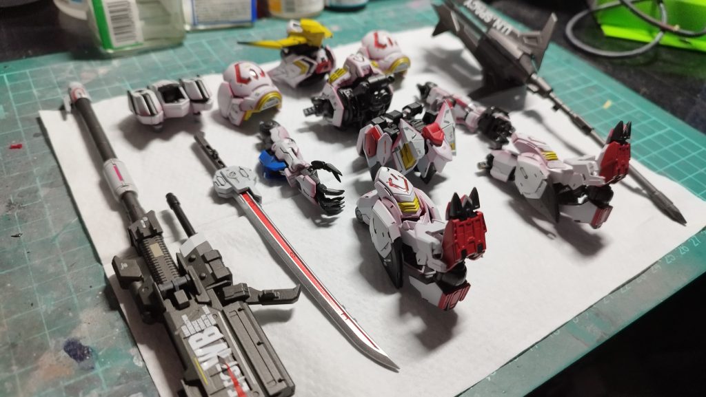 全部品完成後組み立て前の状態です。この瞬間がたまりませんよね。ということで、バルバトスに適当にマクロスデカール貼りまくって仕上げたものとなってます。最後までご覧いただきありがとうございました!