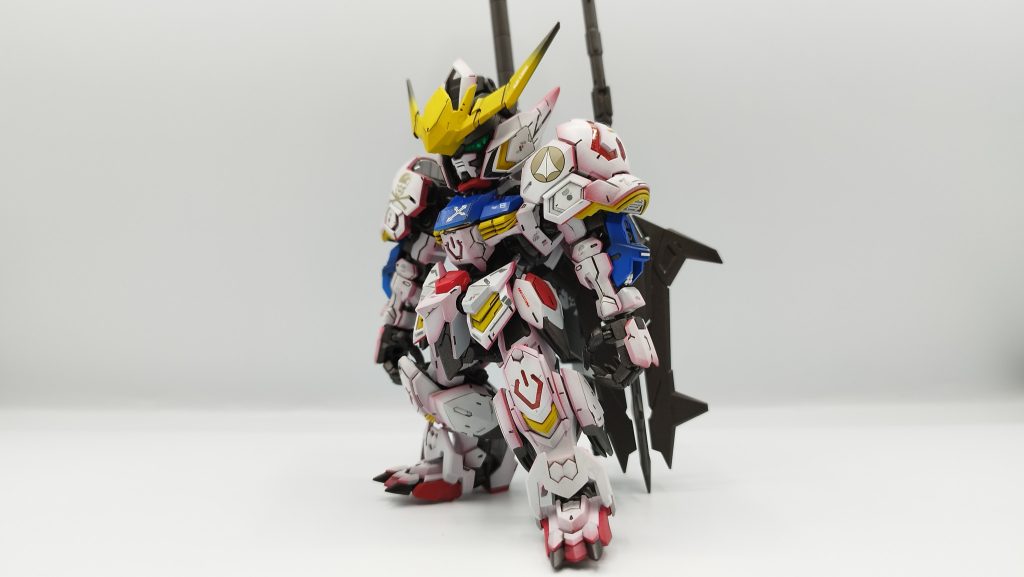 白い部分にはほんのりと赤でシャドーを入れております。肩の統合軍、スカルデカールがいい塩梅です。