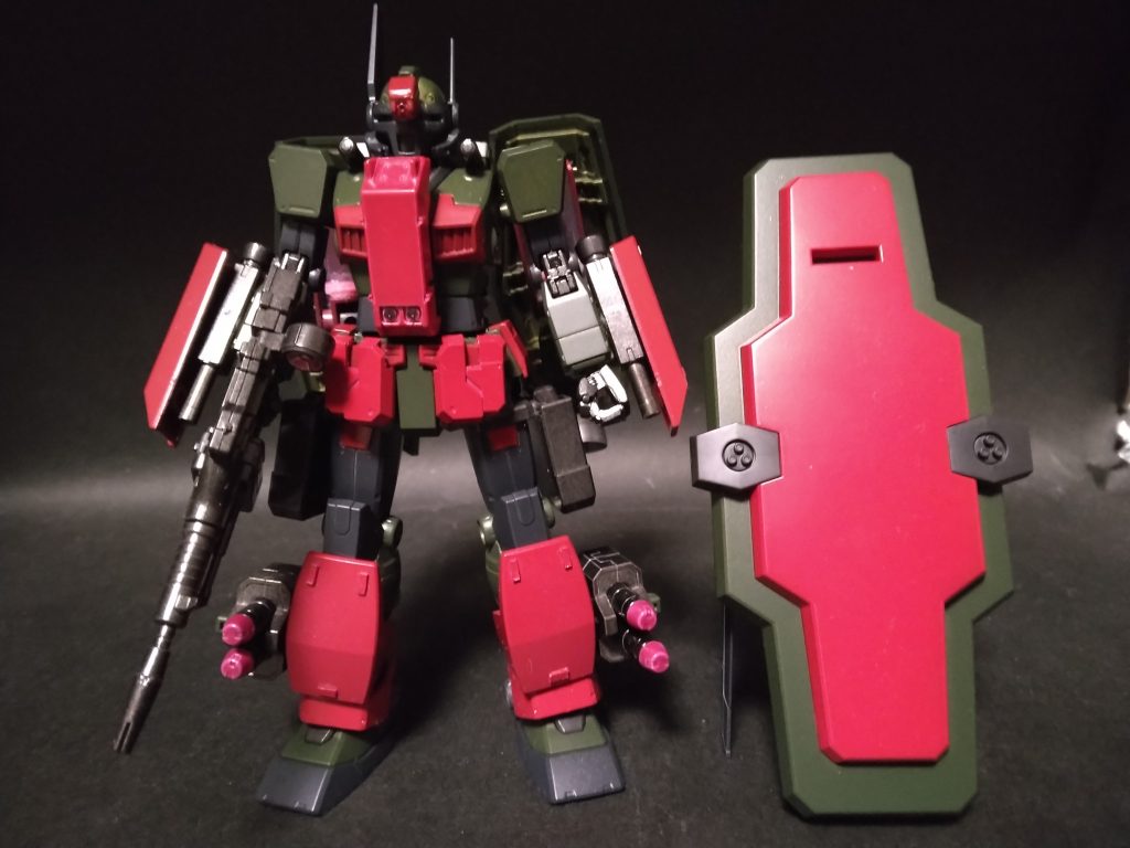 前面。両腕部にスモールシールド&ボックス型ビームサーベル。胸部にアーマーとグレネード。両太腿部にビームガン。両脚部にアーマー&連装ミサイル。