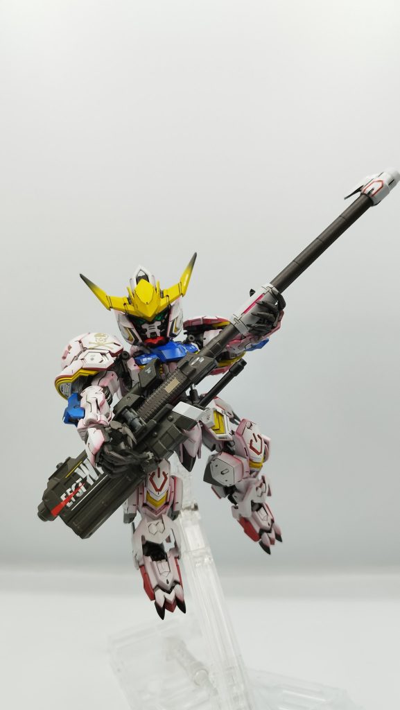 でかいバズーカはこのように持つと、ギターを持っているように見えます。