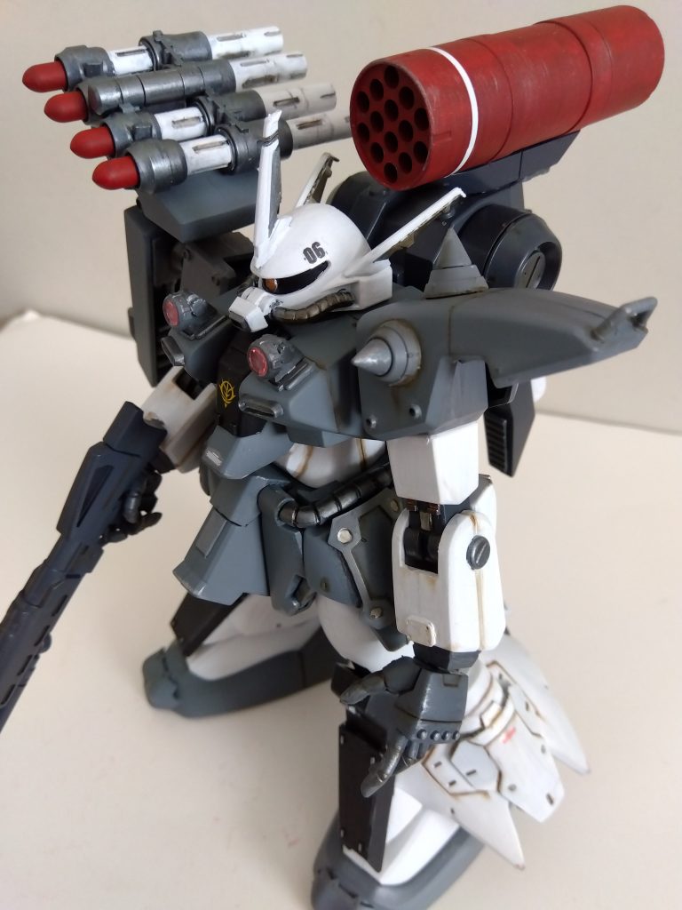 ミサイルランチャーはMSGの物を。頭部アンテナはビルダーズパーツのMSブレードに変更しました。あと、昔からザクⅢのおちょぼ口が好きではなかったのでMSGを使って口吻部を幅広くしました。