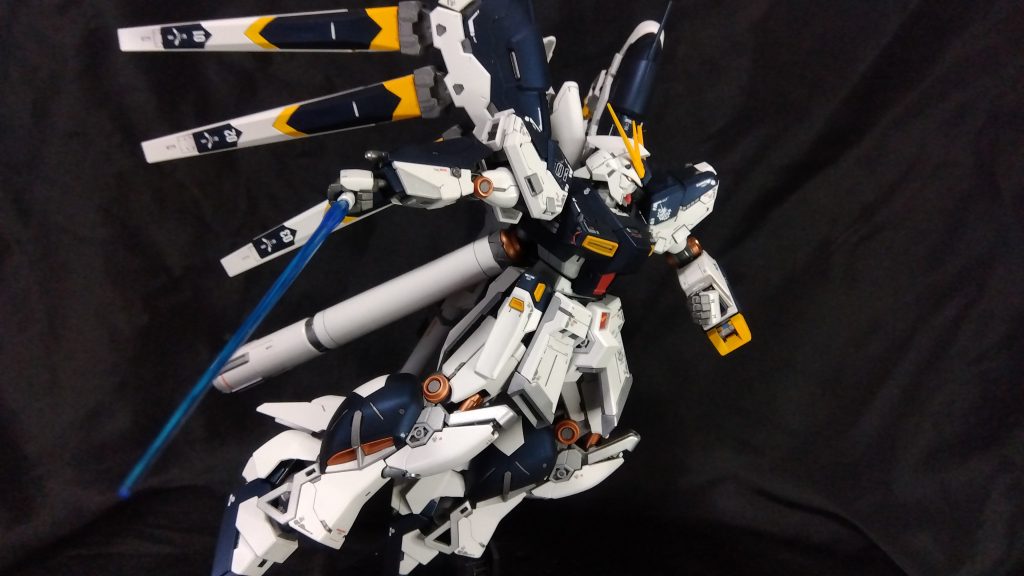 頑張って右からw全塗装する子は仮組みしない面倒臭さ全開の迷主…ファンネル外した姿を出してないのは外すときっと塗装ハゲてる（クリアランス調整など関節以外ほとんどしてないww）ので悲しくなるのがわかってるからいちおうつや消しクリア吹いてるので少しは持つとは思いたい…