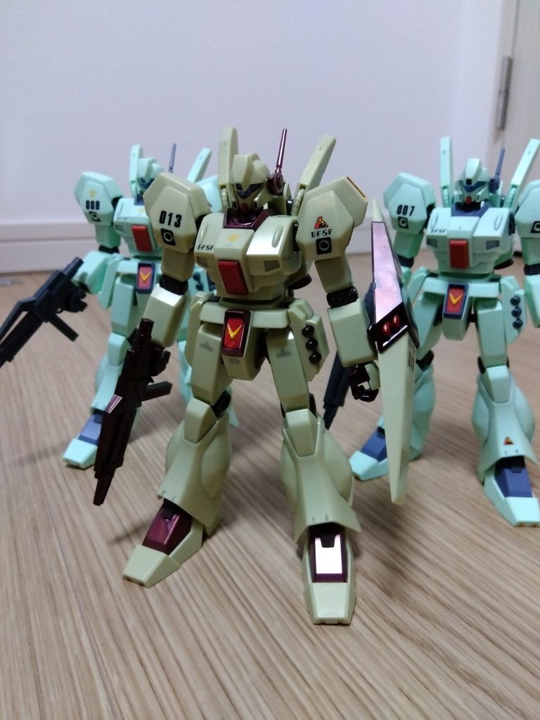 以前作ったジェガンと共に。右が1体目、左が2体目です。量産機は何機あっても良いやね。