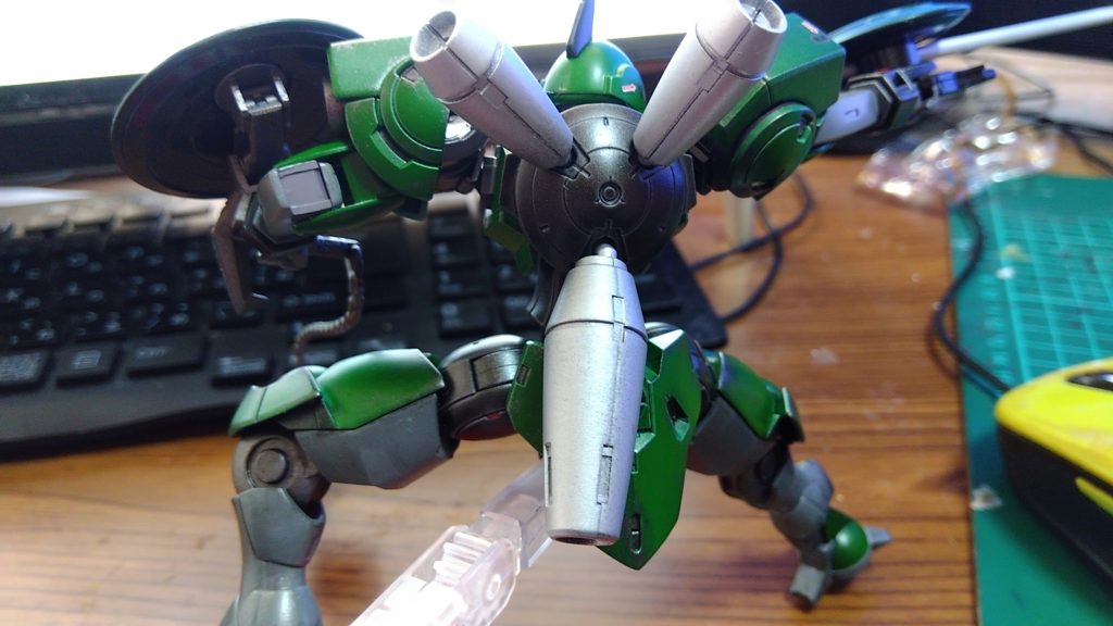 背中は、こういう感じだったり、追加武装でハンマーを持たせたり。多分、こいつはバトリング専用に作られたんじゃろうな。バックパックはおしゃれにシルバー。何れ来るであろう、ハインドリーシュトゥルムが来たらバックパック、全交換だけどな。