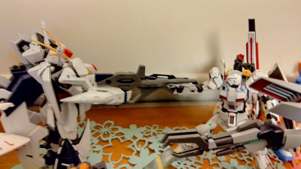 ロールアウトカラーに塗装したのに、限定品が福岡で、出てしまった…(泣)クスィーガンダムは部分塗装。 皆様、今年も良きガンプラライフを!