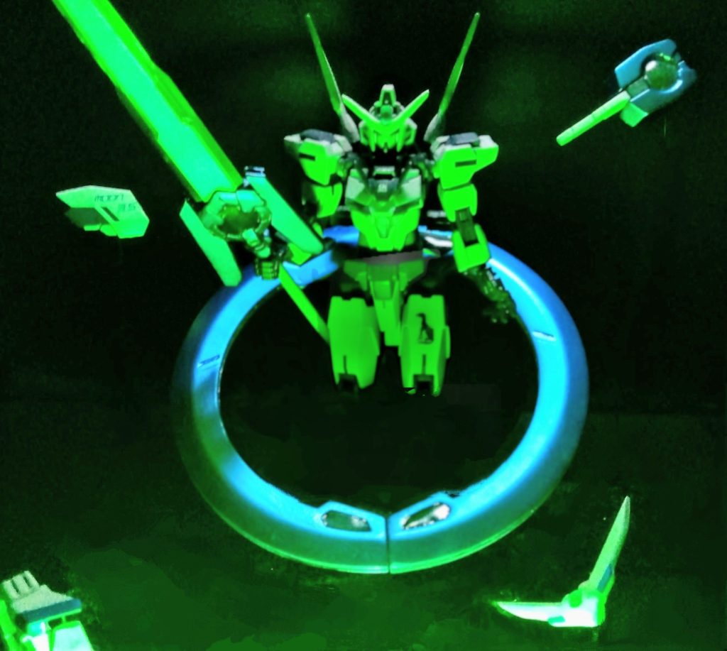 ムーンイクリプスモード(月洞門)アーマー内の残存粒子を一気に放出、ルーナフェイズに収束させる事により、粒子制御アンテナのリング内に量子ゲートを構築して、フィールド内の任意の地点に量子ジャンプする但し、使用にはアーマーパージが必須であるため、量子ジャンプ後の戦闘能力はGN‐Cガンダム単体のものとなる …バトローグで、アヤメさんも量子テレポートしてたし、イノベ能力無くてもイケるよね?