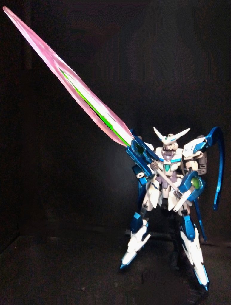 武装については両腕部のGNビームバルカンや腰部バインダーは従来通りであるが近接武器のGNバスタードソードは強化され、基部よりビームを発振し、剣身に纏わせて更に長大なビームソードとして扱う事ができるようになった ビームパーツは某大手100均のおゆプラ製レジンでも作成してみましたが、こっちの方が雰囲気があるかなーと…