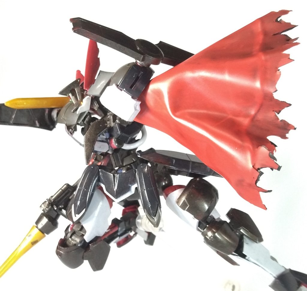 今回も女性的なバランスになるよう改造しつつ、近接戦闘に特化させるため装甲を若干厚めにするイメージで制作しました。なんとなくマントが欲しかったのでビニールシートと針金で適当にでっちあげて装備、その際邪魔になったシールドは肩の穴にポン付けしてます。