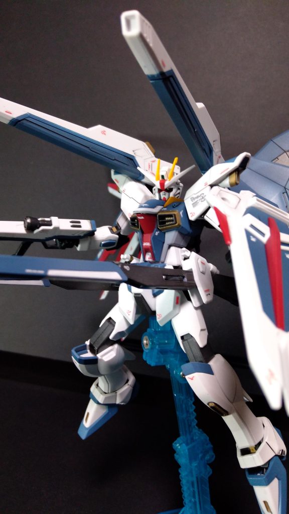 ポージングも取らせ易く、いつもよりパッケージアート風ポーズも様になっているように感じます。決めポーズが似合うキットです。