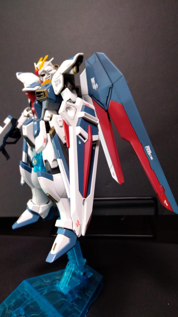 小さなコーションデカールが沢山付属していて愛用して使用していたインパルスガンダムのガンダムデカールのザフトマークやらを普段のHGUC系では使用する事がないので、ここぞとばかりに雰囲気重視で沢山貼りました。