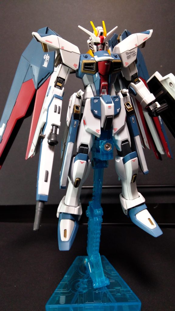 ビームサーベルこ固定が甘く直ぐにポロリと外れますので両面テープで固定しました。襟回りの黄色がワンポイントで気に入っています。