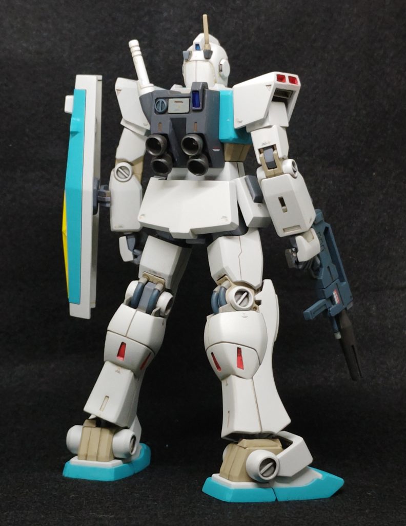 外装はタミヤのインシグニアホワイトとコーラルブルー、共に缶スプレー塗装です。実はこのコーラルブルーを塗りたくてこのキットを作ったようなものなのですが、肩・ふくらはぎのバーニアの赤、胸ダクトとシールド十字の黄色をどうするか迷いました。普通の赤・黄色ではドギツくなりそうですが、グレー等に置き換えると地味過ぎてつまらない、単なる「逃げ」だなと。そこでコーラルブルーと喧嘩しないように、赤はサーモンピンクに、黄色は白を加えてみましたが、どうでしょう?上手くいったと思ってるのですが、誰も気付かないですかね。(だからこうして書いています。)