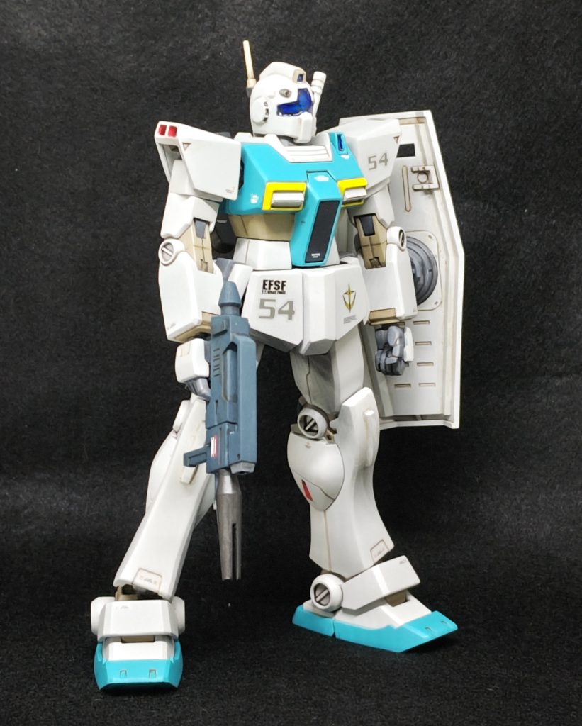 ガンタンク風にアレンジした胸ダクトは、ウェーブの角バーニアと三角プラ棒から作りました。これはキットのものが気に入らなかったわけではなく、実はダクトパーツを他に流用したかったからです。何に使うかは内緒です。