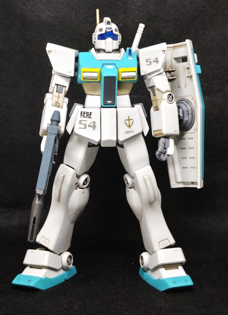 デカールは控え目を意識しました。写真だとコーションはほとんど見えないぐらいですね。ちなみに前回のアッガイのデカールは完全に失敗でした。簡単に言うと貼り過ぎなのですが、沢山貼るにしても面白味がないというか、組み上がると漫然とベタベタ貼ってるだけに見えました(実際にはかなり考えて貼ったのに…)。