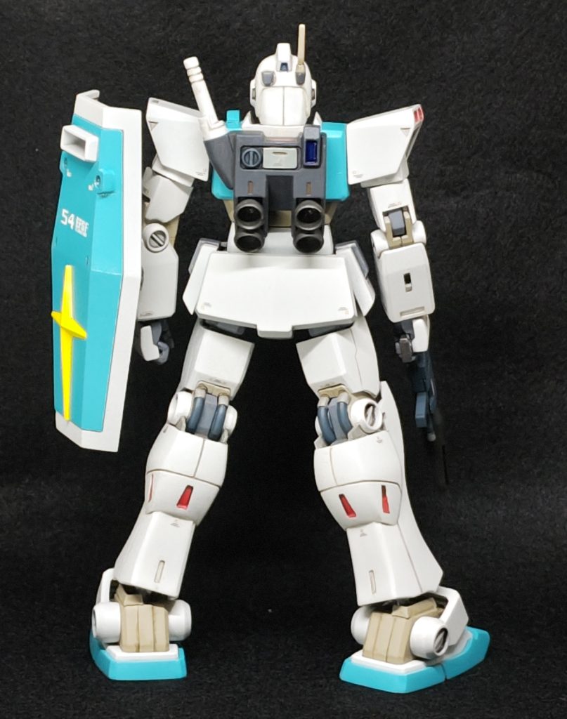 塗装について、もうひとつ意識してみたことがありまして、関節部、バックパック、ライフルをグレー1色ではなく、なるべく多くの色で塗り分けることで、情報量を増やせないかと試みました。筋彫りだけが情報量を増やす方法ではないんじゃないかと。もうちょっと研究が必要な仕上がりですね。