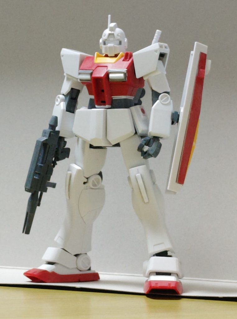 主な工作です。胴を1㎜延長首のBJの受けを下げて0.5㎜延長股関節軸のパーツを下げて脚を1㎜延長肩アーマーを小型化肩ブロックを下に1㎜延長膝アーマー上を3㎜程カット、凸モールドは削り落としてプラ棒から作り直し今にして思えば、首を後ろにズラした方がよかったですね。それと実はメインカメラのクリアパーツを紛失しまして、それも塗装も終わってクリアパーツをはめようかという時に見つからなくて。部品販売は売り切れ状態でどうしようもないので、ほぼ完成の状態からUVクリアパテを流し込んでバイザーを作りました。最近、毎回のように紛失してるな…。