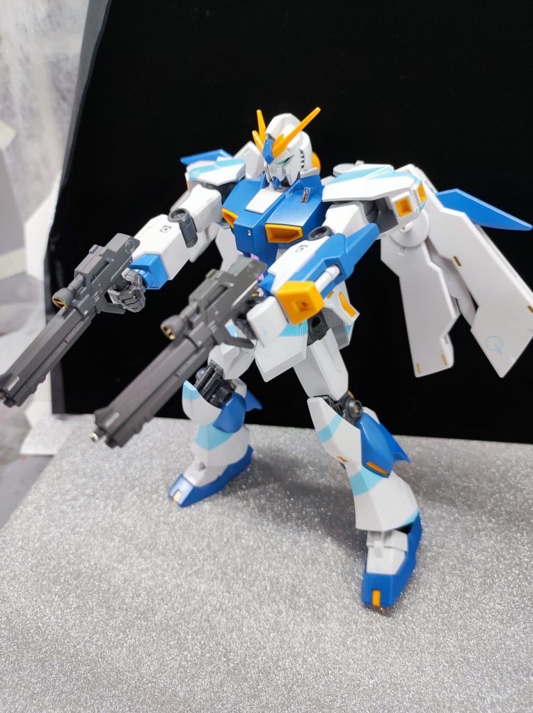 普段はラッカーメインで、水性とエナメル少々という感じなんですが、ステラカラーめっちゃ良いですよ。エアブラシで吹いて良し。筆塗りでよし。アルヒーνの額のパーツ元は黒っぽい色なんですが、ステラブルー筆塗り一発でこの発色です。ネットの模型サイトの記事で隠蔽力は弱いってあったけど、青系なら十分ありますね。