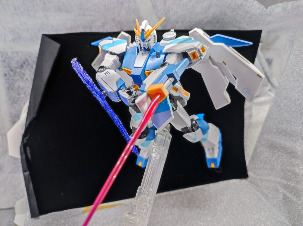 ギリシャ空軍機カラーに少しイメージをもらっています。スプリッター迷彩にしたかったのだけど、EGで仮組みをしていないこと、水性で塗膜が厚くなりすぎると思ったので、単純な模様で。ビームシールドはレジンとネイルコートで作成。ウイングはベギルベウのを拝借。ビームマシンガンは、ストライクとエクシードギャラクシーの余り武器のをマズルとか切り飛ばして使用。