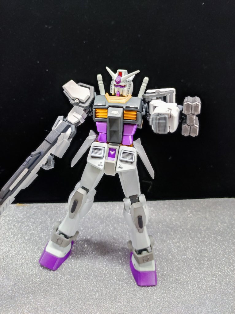 ■ガンダムイニツィオイタリア語で「始まり」を意味する。EGガンダムベースのガンプラ。戦闘スタイルは中距離射撃戦メイン、ジャンプしてミサイルばら撒いて、ビームライフル撃つ、着地、を繰り返すのが基本動作。接近戦ではビームサーベル２本を使用する。通常のガンダムよりジェネレーター出力を上げて排熱ダクト、ブースターを増設しており、上記の戦闘パターンが取りやすいようになっている。