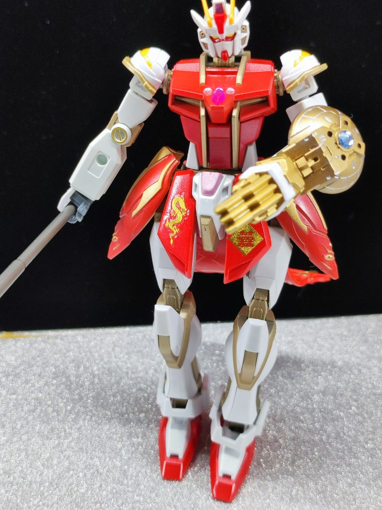 股関節の軸変更、肩関節の短縮、足のハイヒール化、SD斉天大聖闘戦勝仏からのパーツ移植、フロントスカート延長、ネイルシールでチャイナドレスの女性型をイメージして作りました。