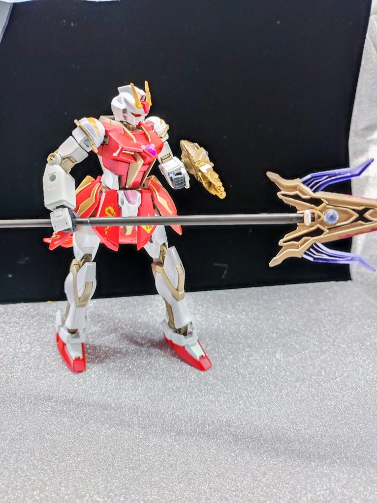 ■カイシーストライク中国語で「始まり」を意味する。ストライクベースの女性型ガンプラで近距離特化。武器はビーム＆ヒートの複合型方天画戟、小型Iフィールド内蔵の金虎爪、機体のフェイズシフト装甲によりわずかに実弾兵器への防御力が高くなっているところに、Iフィールドでビーム防御も、そして、突っ込んで接近戦、というスタイルなのだが、ビルドクオリティが足りておらず、Iフィールドは近距離では通常のビームライフル相手では機体中枢への直撃はなんとか避けれるというレベルでしかない。複合型方天画戟は、ガンダムフレームだろうと、フェイズシフト装甲だろうとブッた斬る、という強い意志の現れ。博士からの制限はあったとはいえ、中遠距離完全に捨ててくるなんて、女性型だが、最も漢らしいガンプラ。