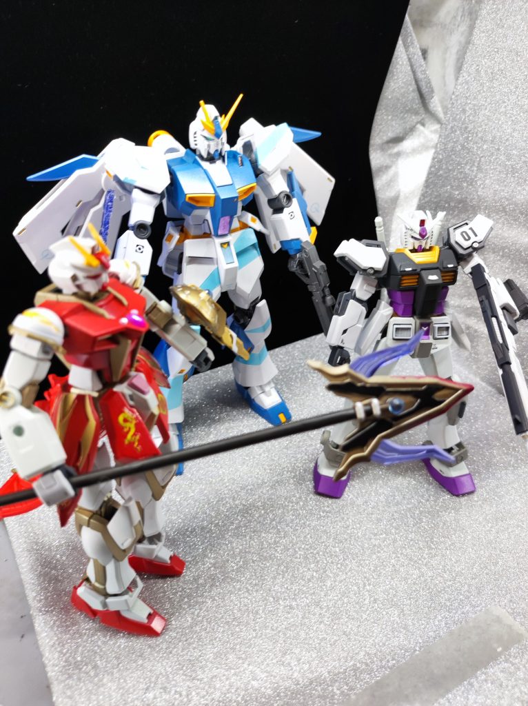 ステラカラーは少し高いのですが、とてもいい塗料ですね。3体ともトップコートは別々で、アルヒーがラッカーのスーパークリアIII、カイシーがトアミルのフルグロスクリア、イニツィオが缶スプレーの水性PREMIUMトップコートつや消し。つや消ししても、ステラカラーのパール感は残ってますね。今回EGなので仮組みをしてバラせる気がしなかったため、仮組みをしていません。とはいえ、全部頭の中でやるのも無理があったため、もう1機ずつ通常のEGを用意してパーツ単位で改造して取り替えてってやってます。あと、水性塗料で塗膜が厚くなるため、組めるか心配なところはありました。組むときにハマらなさそうなところはやすってから組んでます。
