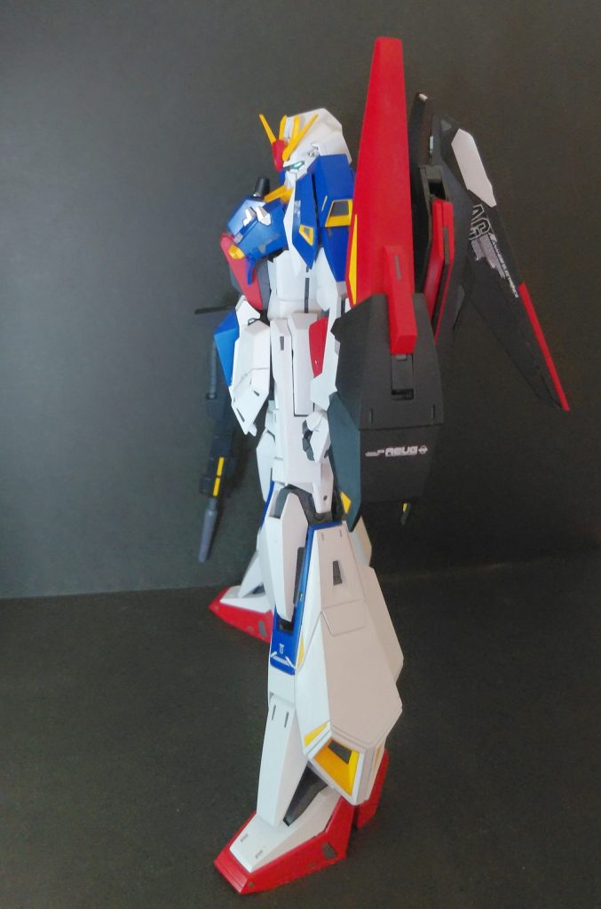 シールドの赤い部分はガンダムマーカーを指で伸ばしました、なんとなく。