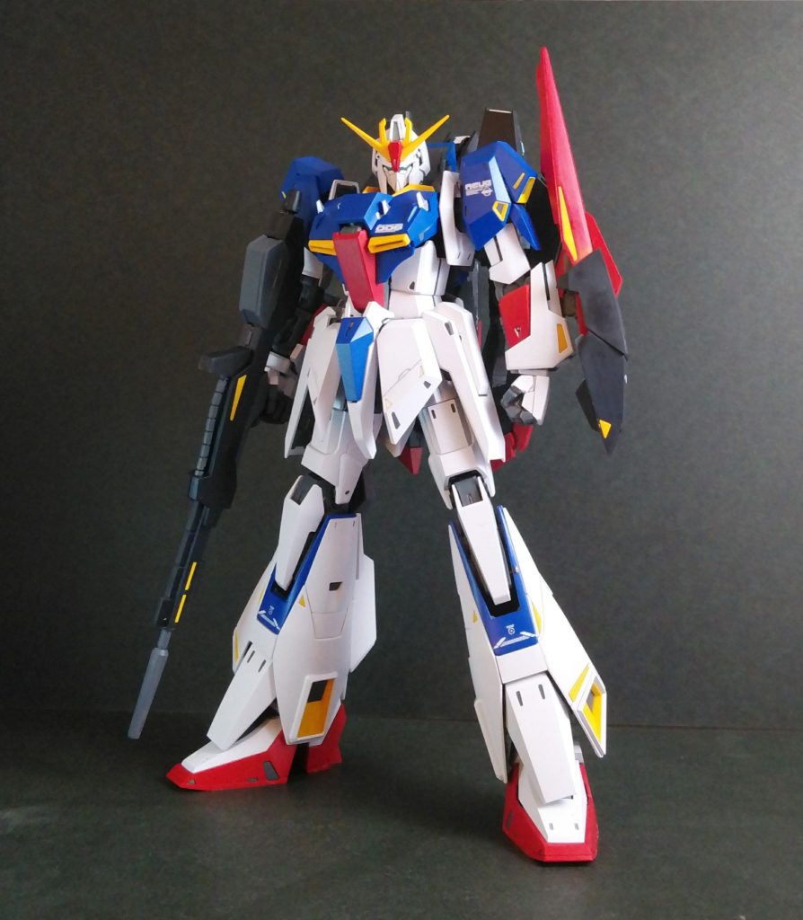 青のランナーにキャラクターブルー、黄色ランナーにキャラクターイエローを塗布しました。定番の小顔化を施し、バストアップするとコクピットが腹にしっかり付かないので、コクピット後方を削っています。