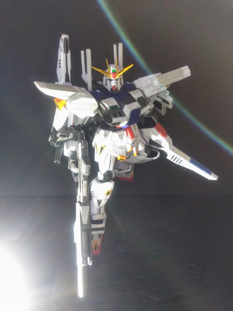 新年 初弾は発掘品の"リビルド"です。       まぁ、何時も通りと云うことですね😋        いやっ❗デフォルトでデッカイ武装が           3 つも在るので蛇足作業が出来ませんでした😣 チョッと寂しい・・・😩しかも、撮影中は"ポロポロ"と          自壊していく"この子の姿"に            涙がコミアゲテくるのでした😢今回も・・・コリャ・・・ダメだな・・😭