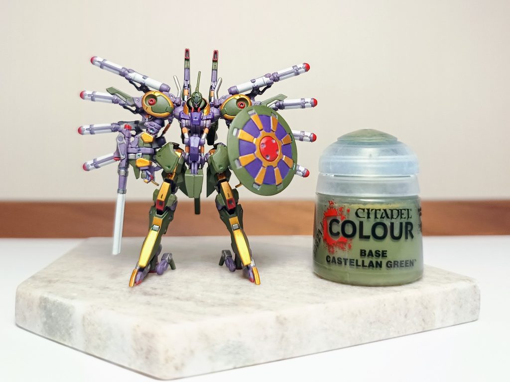 メインカラーと一緒に正面から。足のゴールドのラインが好きです。配色はSDガンダム外伝の騎士パラスアテネをイメージしました。ユニークで目立ってかっこいい！