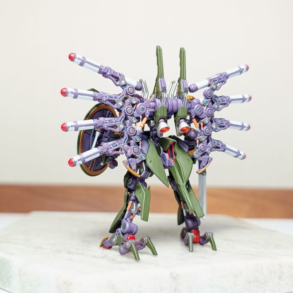 バックショット。対艦ミサイルを8つも塗るのは大変でした！盾の裏とかフレームもがんばって塗りました。色合いのせいかなんとなく昆虫っぽいです。