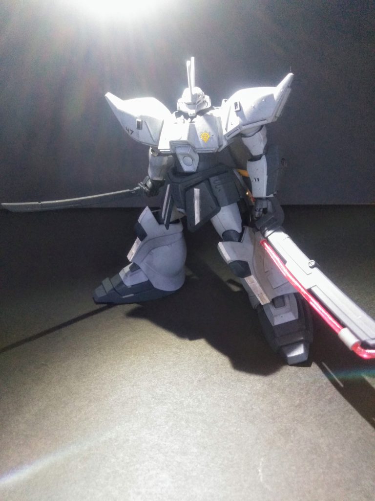 鞘側もグリップを引き出せばこんな風に　　　　　　　　　　二刀流にて、戦闘可能としております😲兎に角カッコ良すぎるこの機体❗😤               ｢ガノタ様達｣からは｢オーバーテクノロジー｣や｢赤いからシャアorジョニーさん専用機❓｣等とイジラレテおりますが　　　　　　　　　　　　｢ポケ戦｣内で総じて