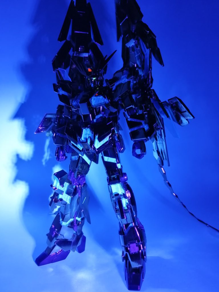 いつものビコーンです。見ずらいですが、サイコフレーム・頭部カメラ・ツインアイ等は蛍光カラーで塗装しているので、UVライトで発光します。最後まで見ていただき、ありがとうございます😸