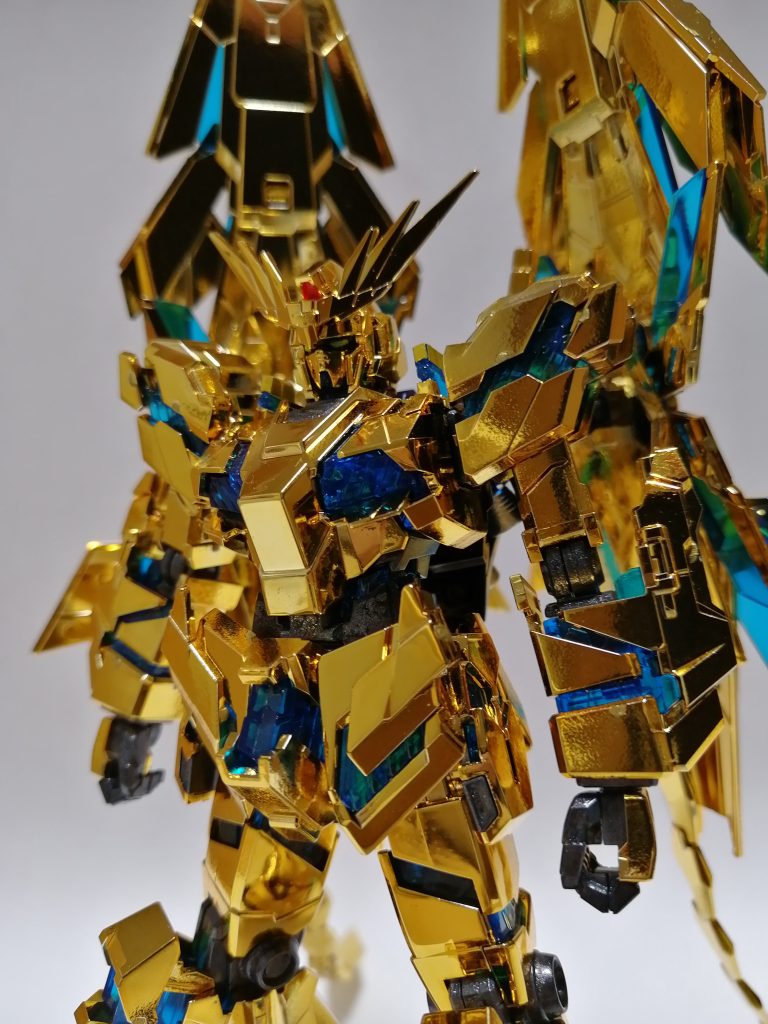 主な塗装は、サイコフレームをエアブラシで蛍光クリアー、グレーパーツを缶スプレーでガンメタルです。