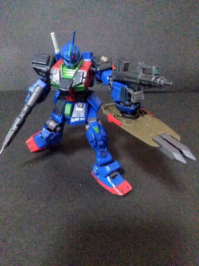 ハイ。連邦軍の標準装備『ブルパップ ・  マシンガン』を左手に😁                キット付属の『スパイク シールド』が         お気に入りのご様子 😋