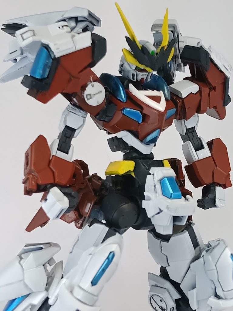 長年改修してきた愛機、グレンバーニングガンダムが経年劣化で関節などにガタが来ていたためベースごと変更し、近代改修した機体です。バーニング系統の戦闘スタイルである拳法などを使用する格闘機+様々な装備に換装が可能な機体として制作しました。