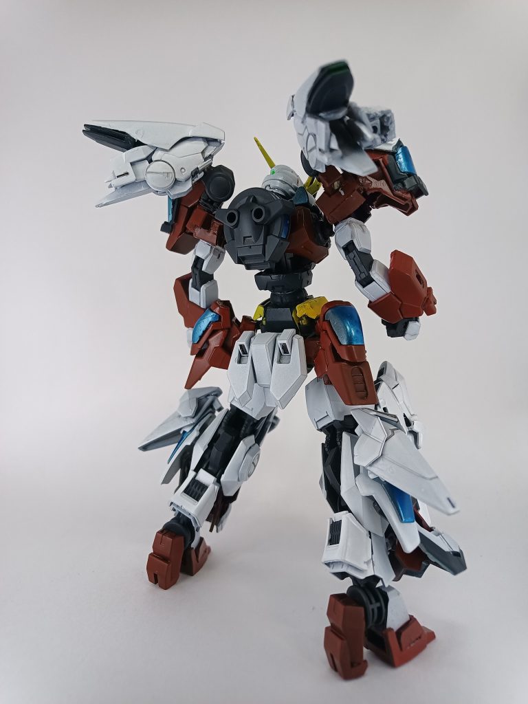 ベース機体をガンヴォルヴァにすることで広い可動範囲を確保し、主にグレンバーニングガンダムのパーツを移植し、ジャンクパーツやプラ板を使用しました。各部のクリアパーツや今までなかった両肩部のブースターユニットが特徴です。