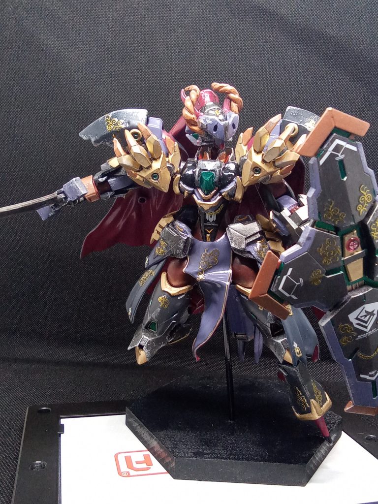 頭部はパテで制作腰パーツがちょうどよいデザインだったので改造してフェイスガードとして再利用 頭部と胴体はパテを使ってオリジナルデザイン手足は廃材を使って鎧っぽくミキシングオマケでパテを使って装飾を追加腰の前部分のマント?布?はプラ板で自作してみました。