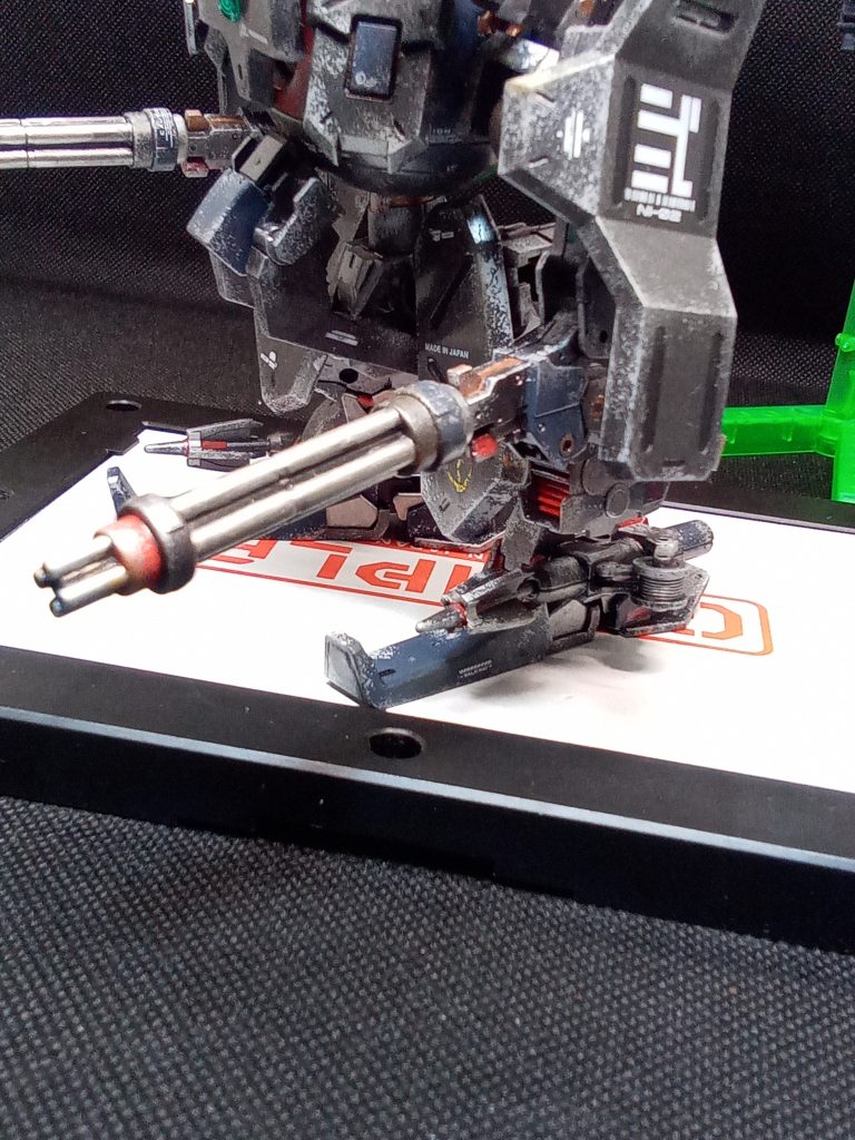 脚にワイヤー付きアンカーを装備敵に突き刺したり オブジェクトに突き刺して高速移動も可 ガトリングは実弾の給弾出来ないのでビームということで・・