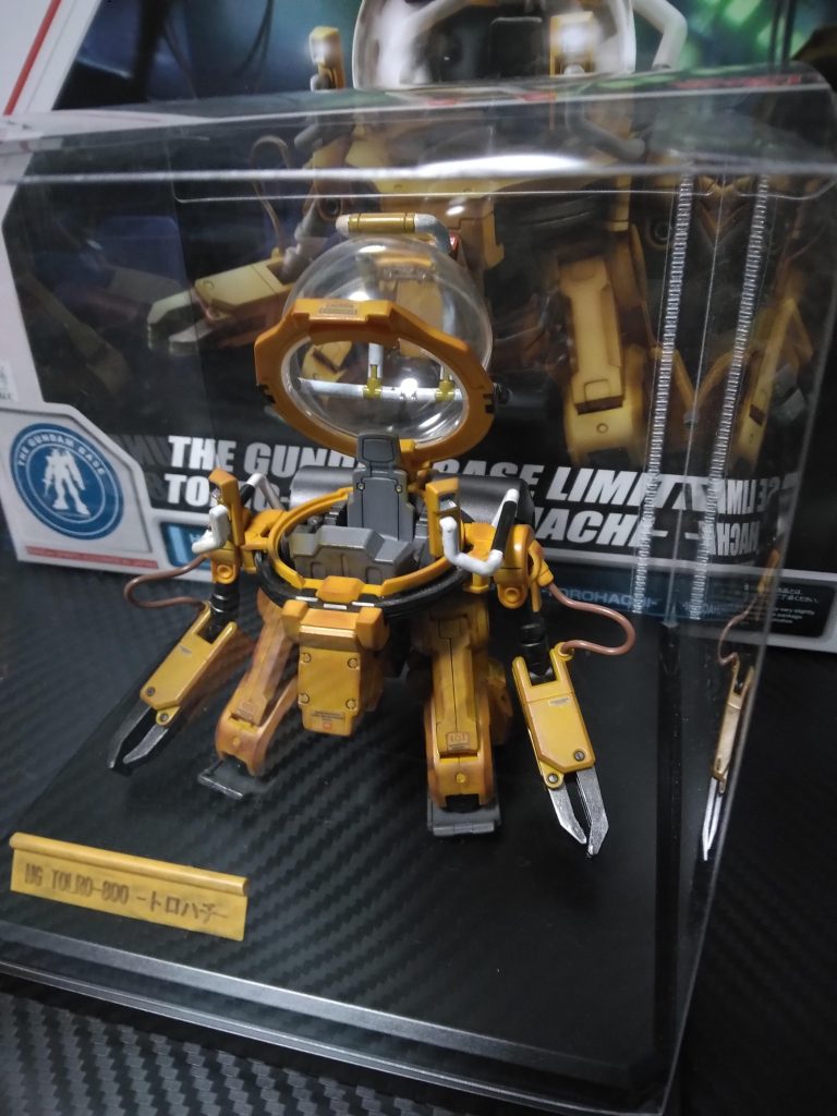 汚しはタミヤのウェザリングを使用しガンプラのあまりステッカーをふんだんに使いました！内部フレームはアクリジョンの黒鉄色を使いボディーはオレンジイエローを使いました！