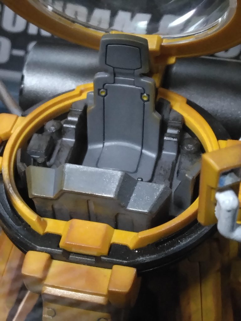 コックピット周りも汚しとステッカーを追加しました！