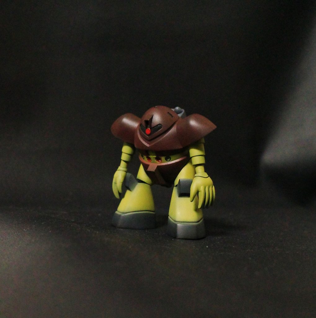 手首を回せるようにしました。あとは合わせ目消したくらいですね。今回はなるべくエアブラシで塗装しようということで、モノアイ周り以外はエアブラシ塗装しました。