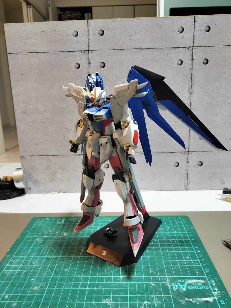 全体のシルエットが完成した段階背部バインダーは改修中のため完成写真はクリアカラーverに差し替えています。ミキシング+想像で作ってあるので設定通りにはなりませんが、今のところ完全変形予定です。